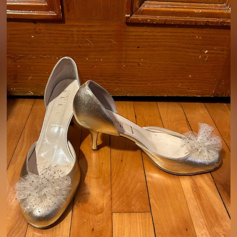 Gold high heeled shoes with tuile poof